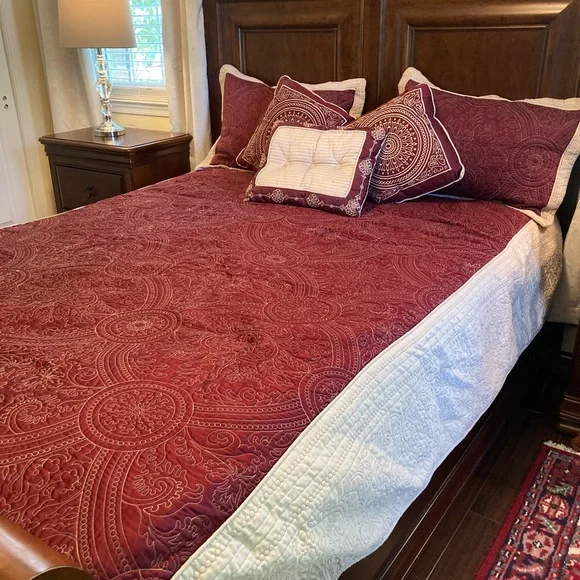 Queen size red & cream bed spread w/ 2 pillow shams and 4 throw pillows - Picture 1 of 6